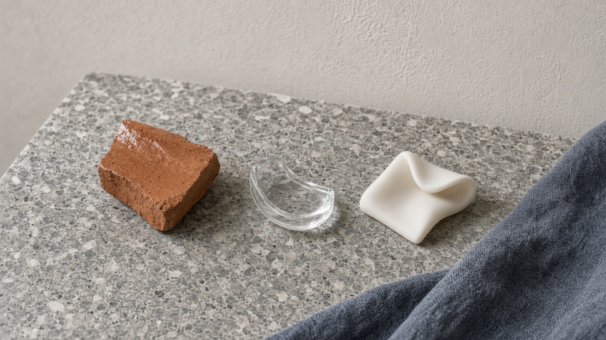 Ceramica, vetro e silicone su una lastra di Ceppo di Gré